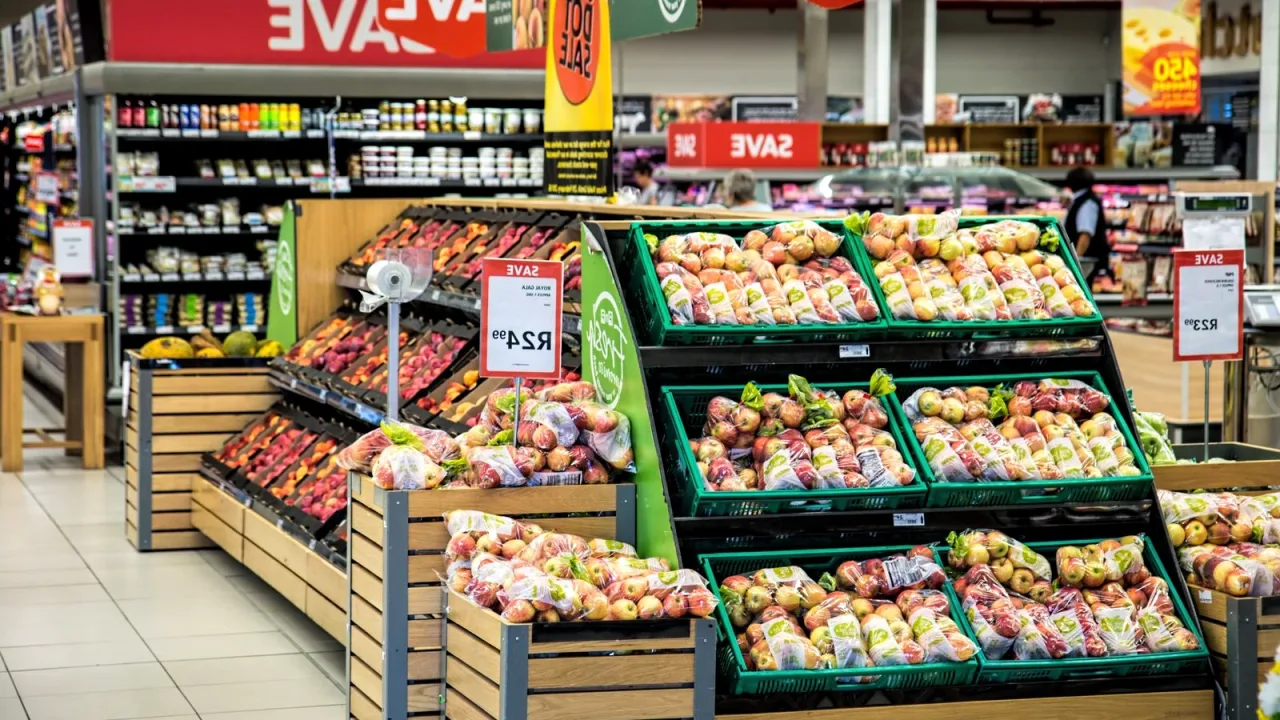 Market rafında farklı boy ambalajlar