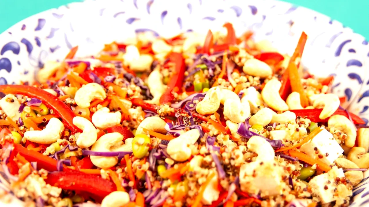Seramik kasede kinoa salatası